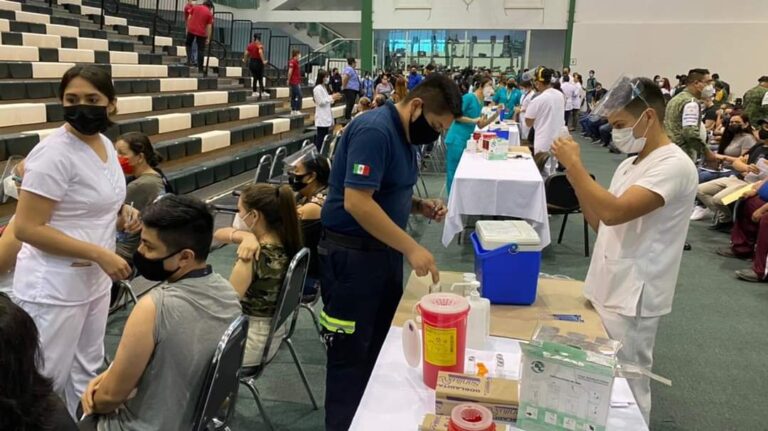 Reciben profesores de Nuevo León dosis de vacuna CanSino