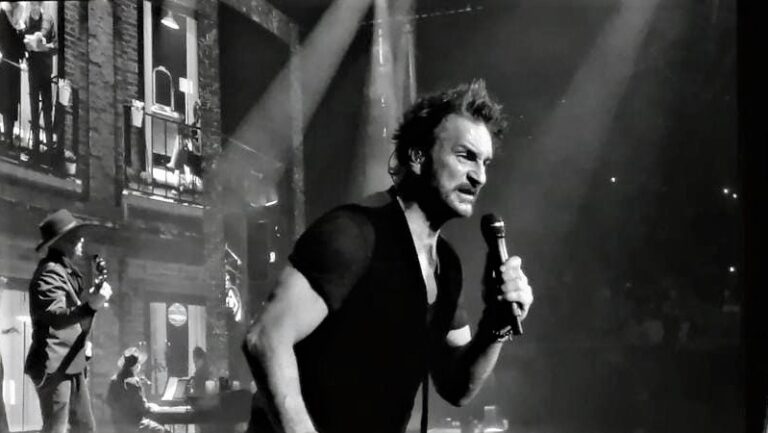 Ricardo Arjona “pinta” de blanco y negro la Arena Monterrey