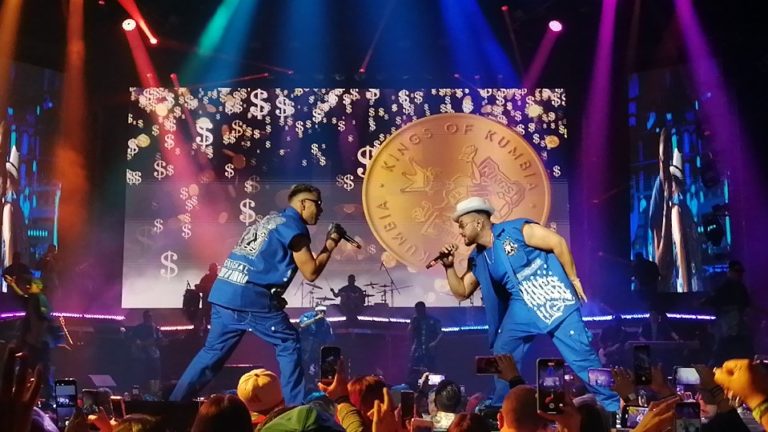 Encienden Kumbia Kings el escenario de la Arena Monterrey