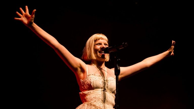 La magia vocal de Aurora iluminó el Showcenter Complex
