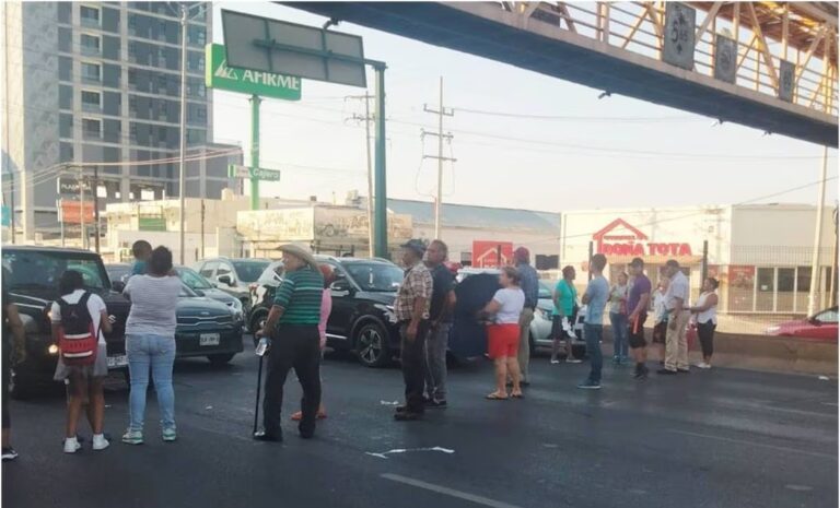 Vecinos realizan bloqueos por cortes de energía eléctrica en diversos puntos del área metropolitana de Monterrey