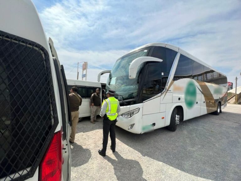 EN SONORA, GUARDIA NACIONAL Y EL INM RESCATAN 130 PERSONAS MIGRANTES QUE VIAJABAN EN AUTOBUSES