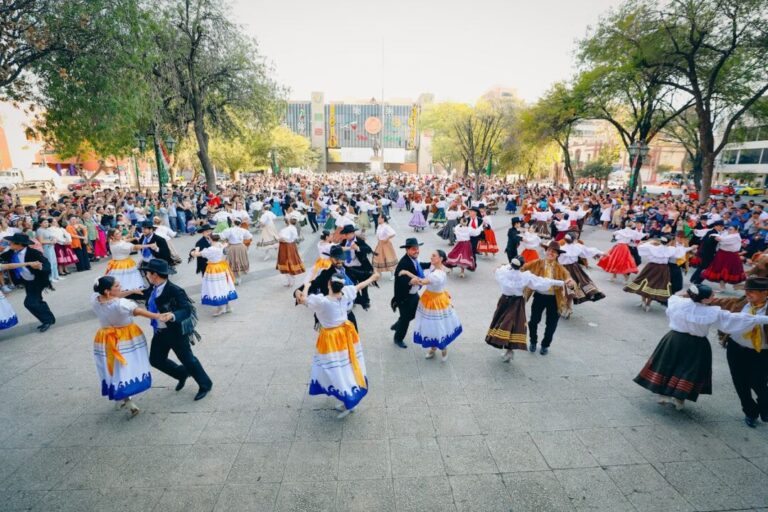 Participan mil personas en baile folklórico masivo por el aniversario de Monterrey