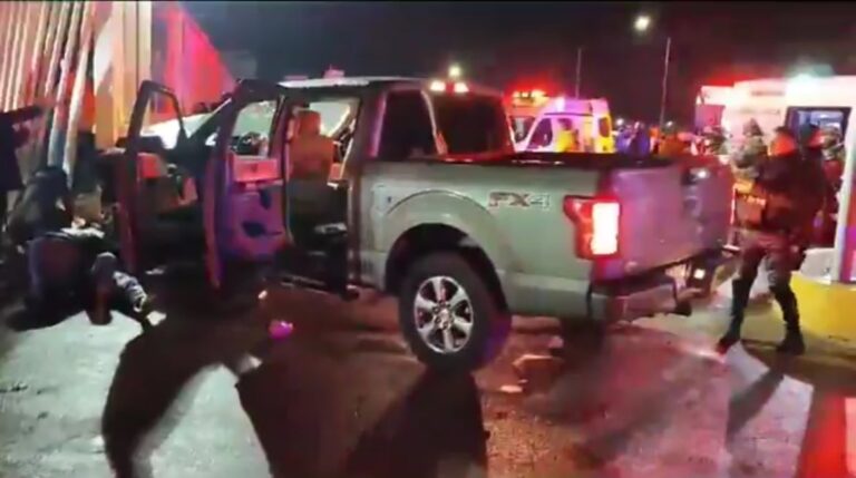 Camioneta arrolla a aficionados de los Rayados de Monterrey en Territorio Santos Laguna, hay una persona fallecida