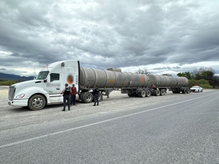 EN TAMAULIPAS, GUARDIA NACIONAL ASEGURA TRACTOCAMIÓN CON 76 MIL LITROS DE HIDROCARBURO DE PROCEDENCIA ILÍCITA