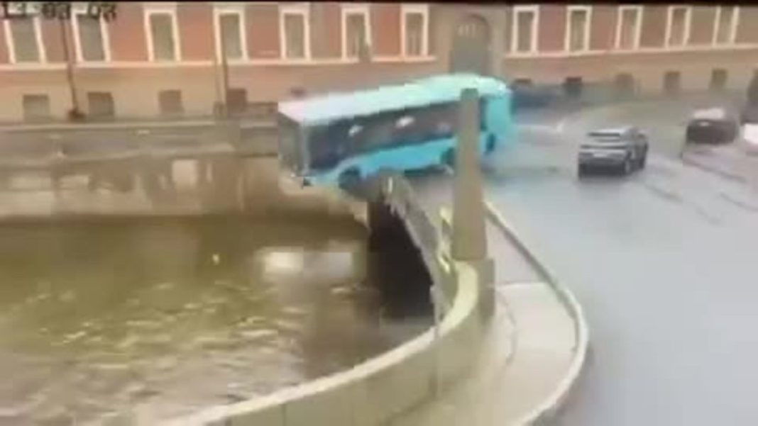 tragedia en san petersburgo autobús se estrella en el río moyka deja cinco muertos tragedia en san petersburgo autobús se estrella en el río moyka deja cinco muertos
