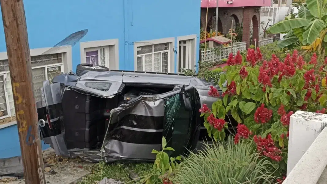 Vehículo se estrella contra vivienda en Santiago: una familia se lleva un gran susto
