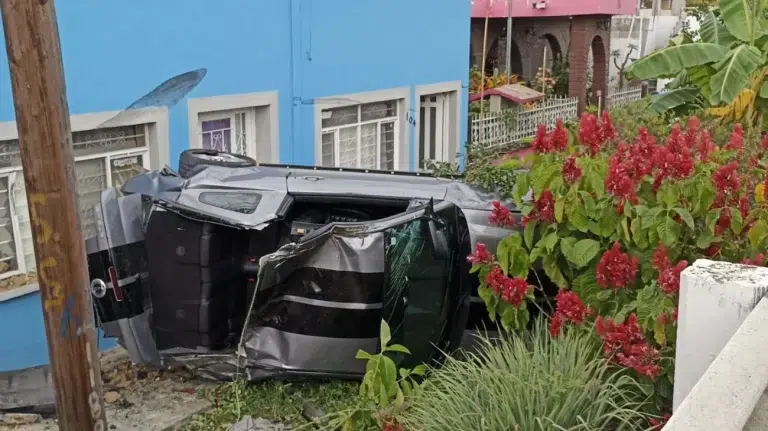 Vehículo se estrella contra vivienda en Santiago: una familia se lleva un gran susto