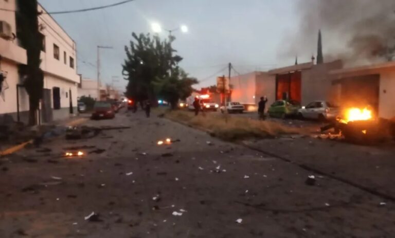 Explosión de coches bomba en Guanajuato deja tres policías heridos