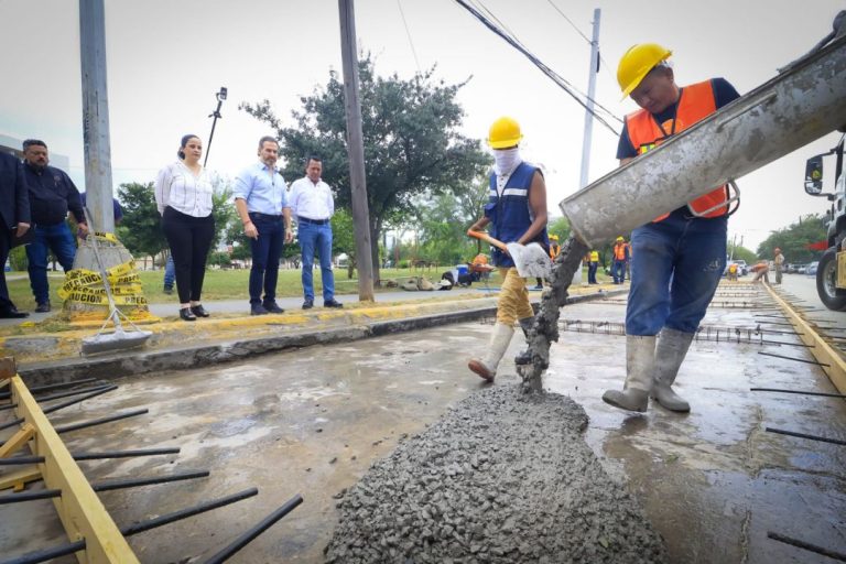 Monterrey reanuda la instalación de concreto hidráulico en calle Filósofos (5)