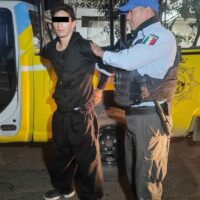Detenido por robo de accesorios a vehículo en el centro de Monterrey