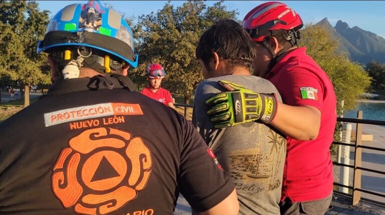 Rescatan a hombre del canal de Santa Lucía en Monterrey