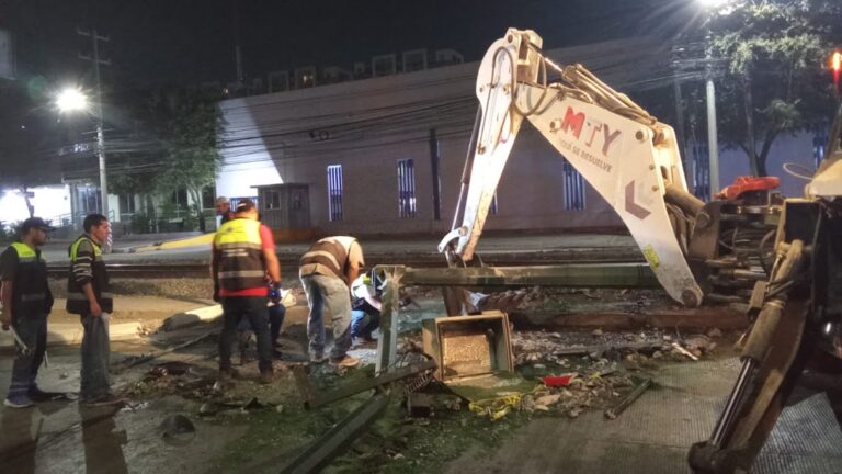 Municipio de Monterrey limpia zona afectada por choque entre tren y autobús
