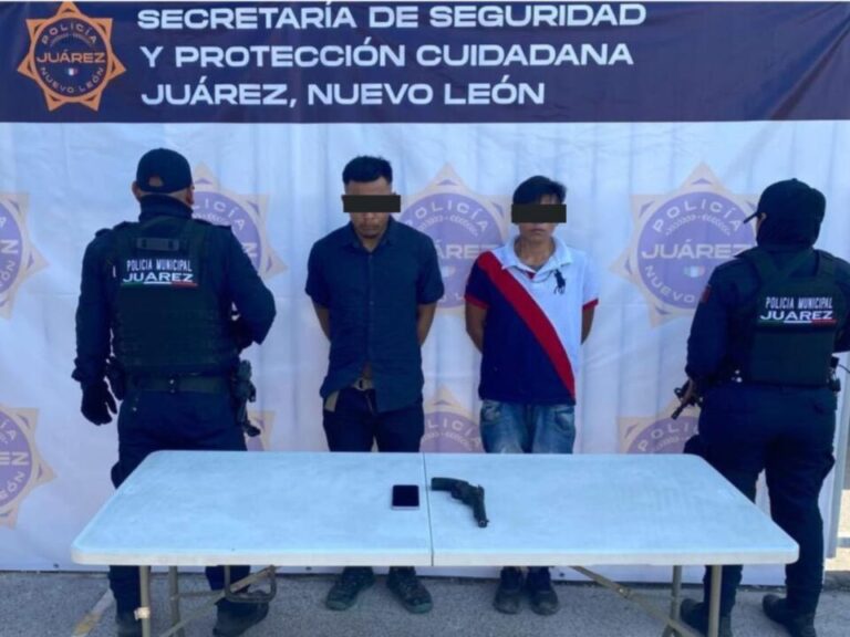 Secretaría de Seguridad de Juárez detiene a dos hombres que tripulaban un vehículo con reporte de robo