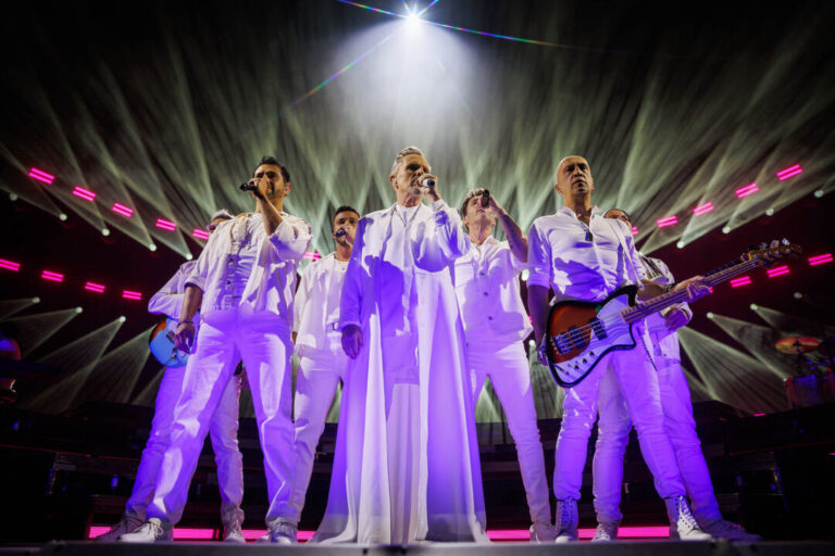 Miguel Bosé hace vibrar Monterrey con una noche llena de nostalgia y grandes éxitos