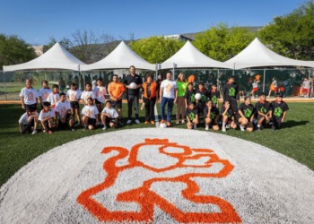 Juega Samuel “cascarita” con estudiantes de San Bernabé