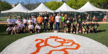 Juega Samuel “cascarita” con estudiantes de San Bernabé