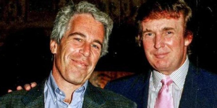 Donald Trump fue informado por la fiscal general de Florida, Pam Bondi, acerca de que su nombre figura en los archivos del gobierno relacionados con Jeffrey Epstein,