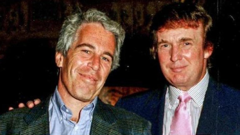 Donald Trump fue informado por la fiscal general de Florida, Pam Bondi, acerca de que su nombre figura en los archivos del gobierno relacionados con Jeffrey Epstein,