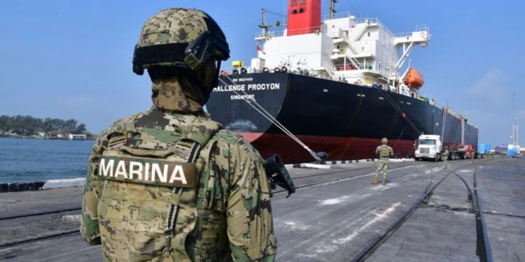 Pemex ha reportado pérdidas por robo de combustible que ascienden a miles de millones de dólares, además de que el gobierno ha dejado de recaudar ingentes sumas por impuestos no cobrados como resultado de esta actividad delictiva.