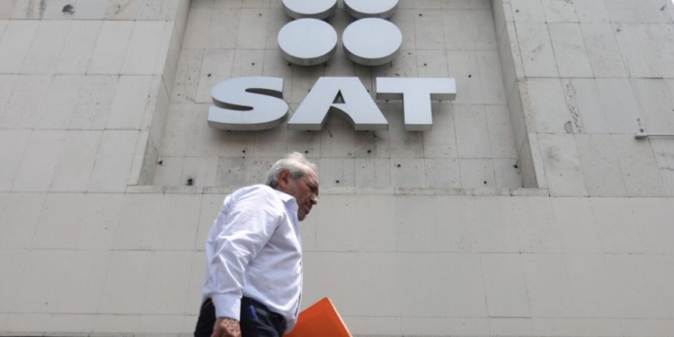 El Servicio de Administración Tributaria (SAT) de México reportó un récord histórico en recaudación por empleado durante el primer semestre de 2025, alcanzando un total de 3.2 billones de pesos.