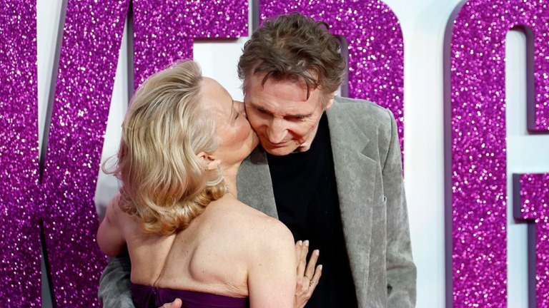 Pamela Anderson y Liam Neeson generan rumores de romance en la alfombra roja