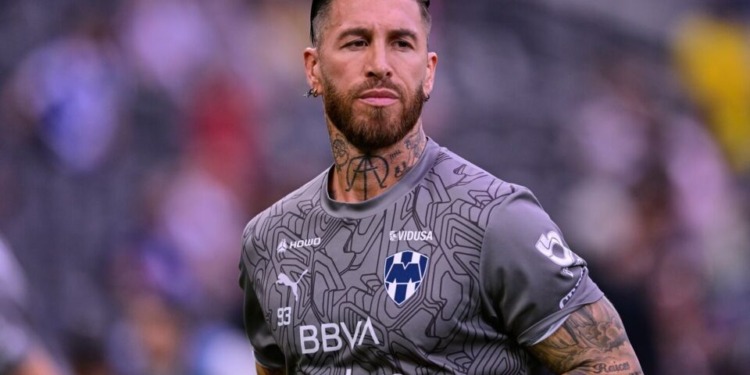 Sergio Ramos se involucra en el CD San Fernando 1940 mientras juega con Rayados