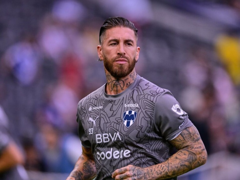 Sergio Ramos se involucra en el CD San Fernando 1940 mientras juega con Rayados