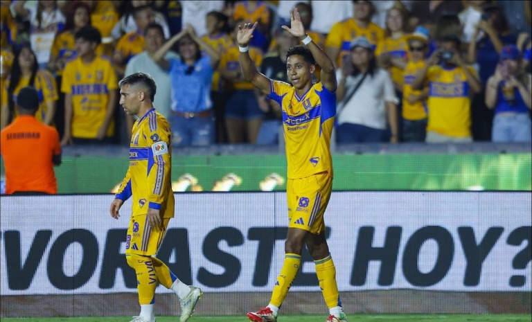 Tigres debuta en casa con triunfo y revive el legado del número 7