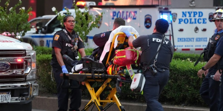 Tiroteo en Nueva York deja cuatro muertos, incluido un agente de policía