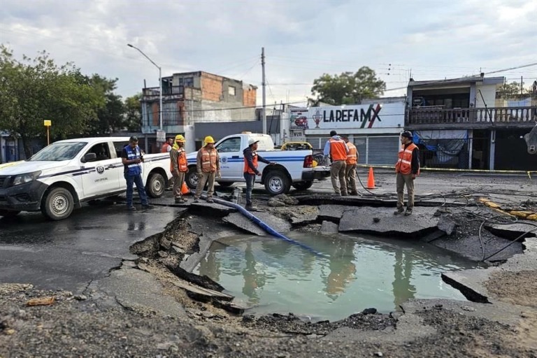 AyD detiene el suministro en tres municipios por megafuga en Guadalupe; cientos de colonias amanecen sin agua