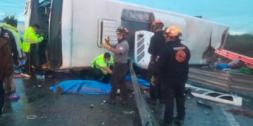 TRAGEDIA EN APODACA: Volcadura de Ruta 611 deja saldo de 8 muertos y múltiples heridos