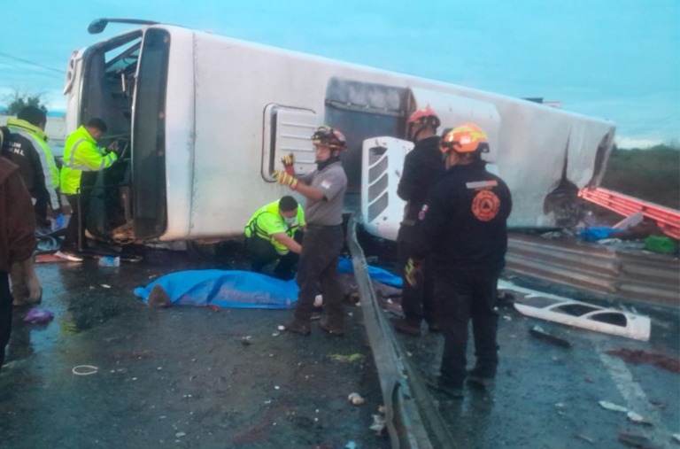 TRAGEDIA EN APODACA: Volcadura de Ruta 611 deja saldo de 8 muertos y múltiples heridos