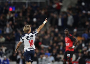 Rayados empata con un gran debut de Orellano.