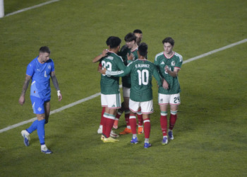 México gana sin complicaciones ante Islandia