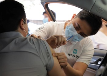 Activan vacunación drive-thru en Estadio BBVA ante brote de sarampión