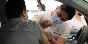 Activan vacunación drive-thru en Estadio BBVA ante brote de sarampión