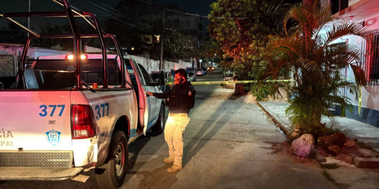 Aficionado muere tras riña campal en partido de la Liga Premier