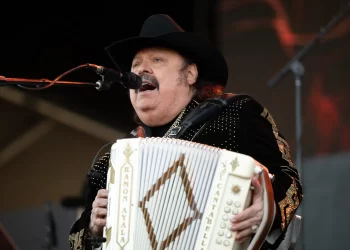 Demandan a Ramón Ayala por 25 mdd por abuso