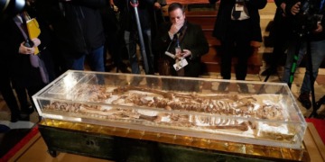 Exponen restos de San Francisco de Asís en Italia