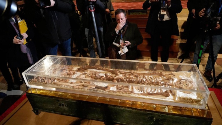 Exponen restos de San Francisco de Asís en Italia