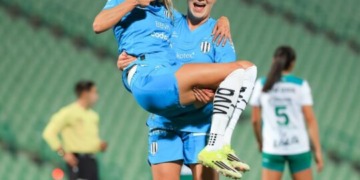 Rayadas suma de a tres goleando a Santos Femenil