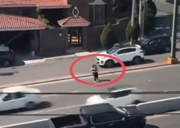 Identifican a mujer atropellada en Leones; su estado es grave