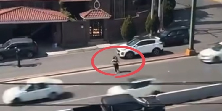 Identifican a mujer atropellada en Leones; su estado es grave