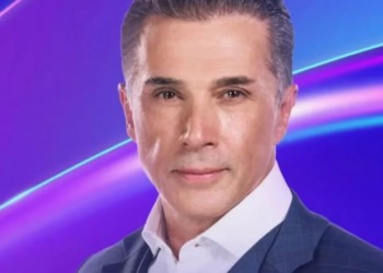 Sergio Mayer durante una sesión oficial sobre Sergio Mayer licencia.