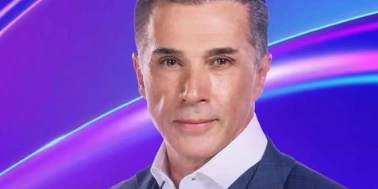 Sergio Mayer durante una sesión oficial sobre Sergio Mayer licencia.