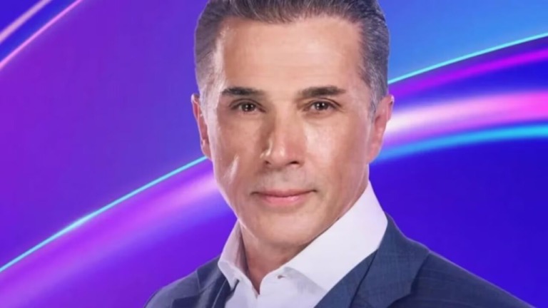Sergio Mayer durante una sesión oficial sobre Sergio Mayer licencia.