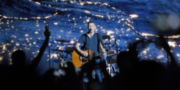 Bryan Adams da una noche llena de punch y éxitos en Monterrey.