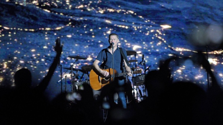 Bryan Adams da una noche llena de punch y éxitos en Monterrey.