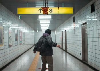 Crítica de Exit 8: El asfixiante laberinto mental que revolucionó los pasillos del cine
